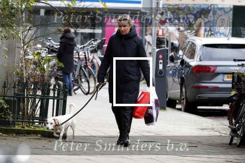 Amsterdam 14 december 2019
Saskia Noort aan het winkelen met haar hondje . Ze koopt oa oliebollen.