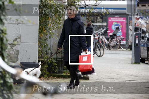 Amsterdam 14 december 2019
Saskia Noort aan het winkelen met haar hondje . Ze koopt oa oliebollen.