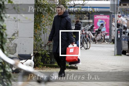Amsterdam 14 december 2019
Saskia Noort aan het winkelen met haar hondje . Ze koopt oa oliebollen.