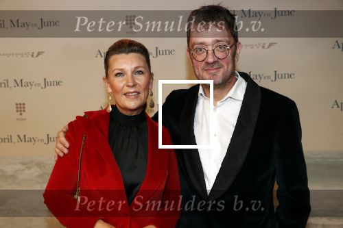 Amsterdam 16 december 2019
Premiere April may June in het deLamar theater met oa in de hoofdrollen Linda de Mol Elise Schaap en Tjitske Reidinga. Saskia Noort kwam met Jan Heemskerk