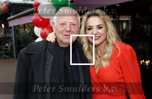 Bergen 13 december 2019
Sonja Bakker reikt haar eerste boek uit aan haar vader. De presentatie vond plaats bij Wonders . Ook partner Barry v Suijdam was aanwezig