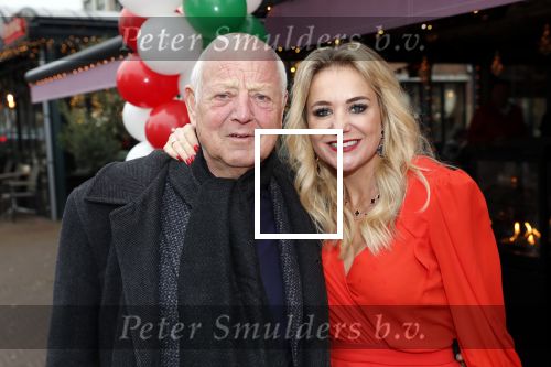 Bergen 13 december 2019
Sonja Bakker reikt haar eerste boek uit aan haar vader. De presentatie vond plaats bij Wonders . Ook partner Barry v Suijdam was aanwezig