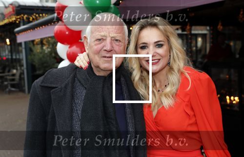 Bergen 13 december 2019
Sonja Bakker reikt haar eerste boek uit aan haar vader. De presentatie vond plaats bij Wonders . Ook partner Barry v Suijdam was aanwezig