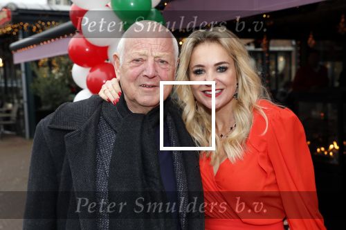 Bergen 13 december 2019
Sonja Bakker reikt haar eerste boek uit aan haar vader. De presentatie vond plaats bij Wonders . Ook partner Barry v Suijdam was aanwezig