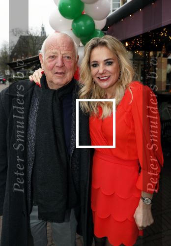 Bergen 13 december 2019
Sonja Bakker reikt haar eerste boek uit aan haar vader. De presentatie vond plaats bij Wonders . Ook partner Barry v Suijdam was aanwezig