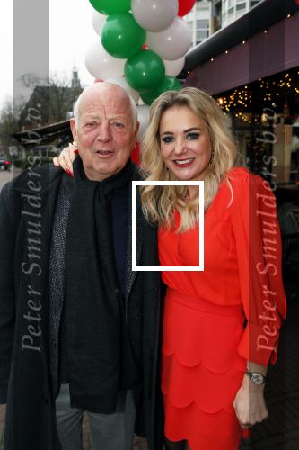 Bergen 13 december 2019
Sonja Bakker reikt haar eerste boek uit aan haar vader. De presentatie vond plaats bij Wonders . Ook partner Barry v Suijdam was aanwezig