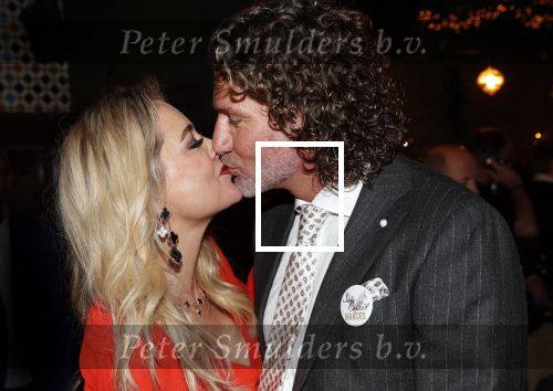 Bergen 13 december 2019
Sonja Bakker reikt haar eerste boek uit aan haar vader. De presentatie vond plaats bij Wonders . Sonja met partner Barry v Suijdam