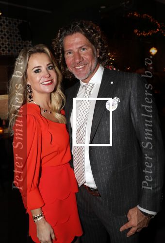 Bergen 13 december 2019
Sonja Bakker reikt haar eerste boek uit aan haar vader. De presentatie vond plaats bij Wonders . Sonja met partner Barry v Suijdam