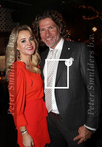 Bergen 13 december 2019
Sonja Bakker reikt haar eerste boek uit aan haar vader. De presentatie vond plaats bij Wonders . Sonja met partner Barry v Suijdam