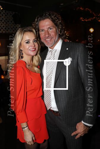 Bergen 13 december 2019
Sonja Bakker reikt haar eerste boek uit aan haar vader. De presentatie vond plaats bij Wonders . Sonja met partner Barry v Suijdam