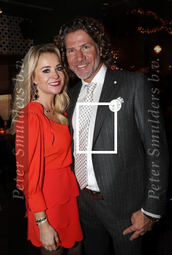 Bergen 13 december 2019
Sonja Bakker reikt haar eerste boek uit aan haar vader. De presentatie vond plaats bij Wonders . Sonja met partner Barry v Suijdam