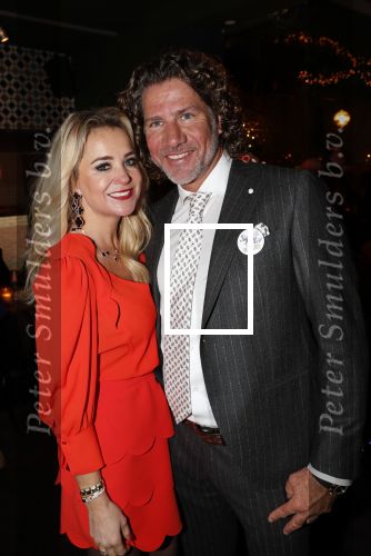 Bergen 13 december 2019
Sonja Bakker reikt haar eerste boek uit aan haar vader. De presentatie vond plaats bij Wonders . Sonja met partner Barry v Suijdam
