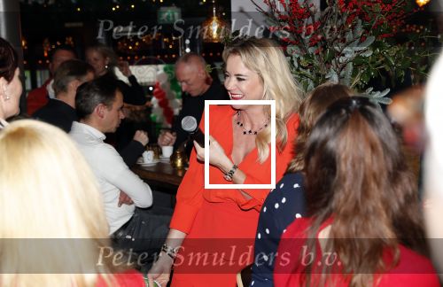 Bergen 13 december 2019
Sonja Bakker reikt haar eerste boek uit aan haar vader. De presentatie vond plaats bij Wonders