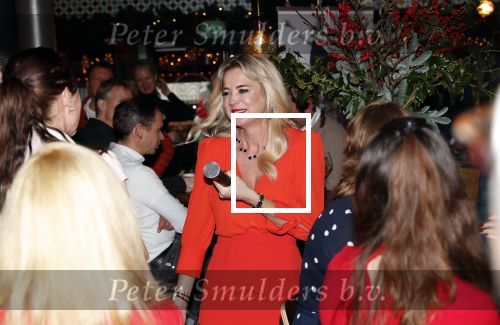 Bergen 13 december 2019
Sonja Bakker reikt haar eerste boek uit aan haar vader. De presentatie vond plaats bij Wonders