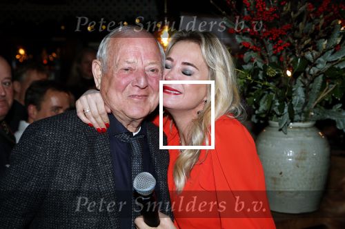 Bergen 13 december 2019
Sonja Bakker reikt haar eerste boek uit aan haar vader. De presentatie vond plaats bij Wonders . Ook partner Barry v Suijdam was aanwezig