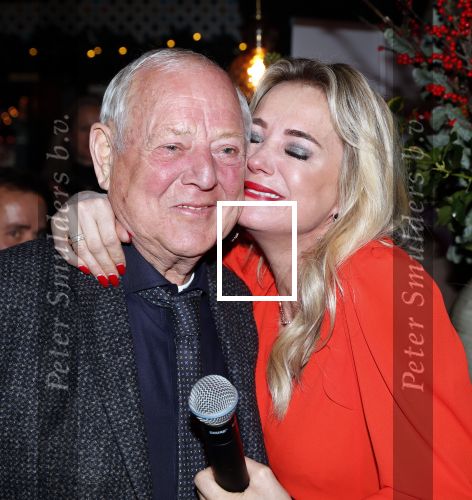 Bergen 13 december 2019
Sonja Bakker reikt haar eerste boek uit aan haar vader. De presentatie vond plaats bij Wonders . Ook partner Barry v Suijdam was aanwezig