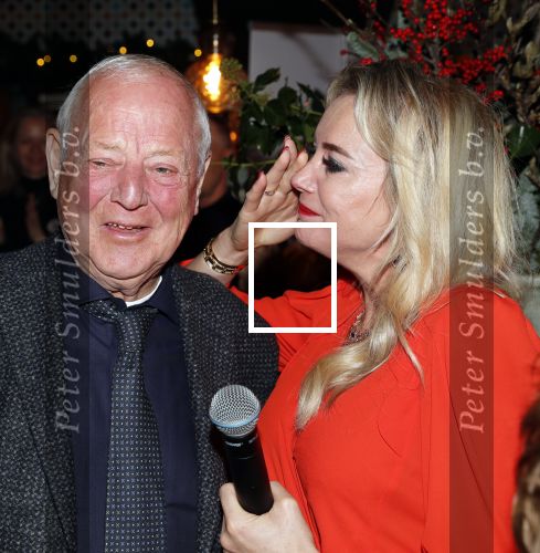 Bergen 13 december 2019
Sonja Bakker reikt haar eerste boek uit aan haar vader. De presentatie vond plaats bij Wonders . Ook partner Barry v Suijdam was aanwezig