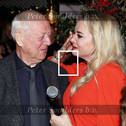 Bergen 13 december 2019
Sonja Bakker reikt haar eerste boek uit aan haar vader. De presentatie vond plaats bij Wonders . Ook partner Barry v Suijdam was aanwezig