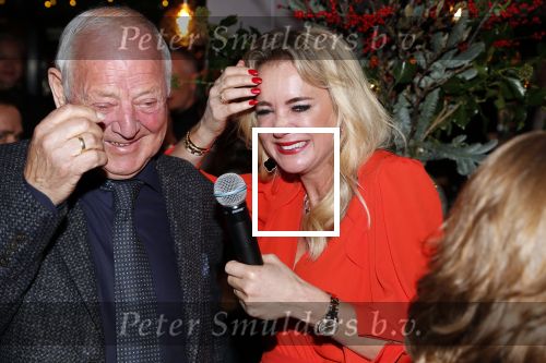 Bergen 13 december 2019
Sonja Bakker reikt haar eerste boek uit aan haar vader. De presentatie vond plaats bij Wonders . Ook partner Barry v Suijdam was aanwezig