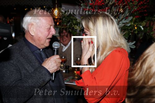Bergen 13 december 2019
Sonja Bakker reikt haar eerste boek uit aan haar vader. De presentatie vond plaats bij Wonders . Ook partner Barry v Suijdam was aanwezig