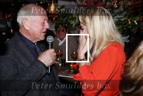 Bergen 13 december 2019
Sonja Bakker reikt haar eerste boek uit aan haar vader. De presentatie vond plaats bij Wonders . Ook partner Barry v Suijdam was aanwezig
