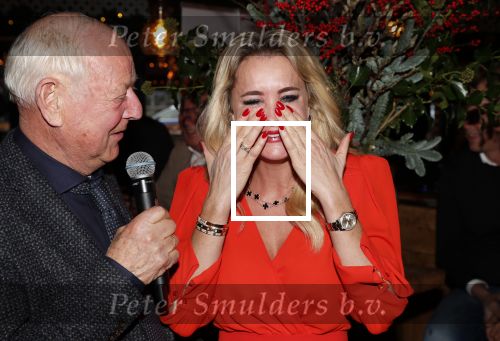 Bergen 13 december 2019
Sonja Bakker reikt haar eerste boek uit aan haar vader. De presentatie vond plaats bij Wonders . Ook partner Barry v Suijdam was aanwezig