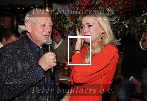 Bergen 13 december 2019
Sonja Bakker reikt haar eerste boek uit aan haar vader. De presentatie vond plaats bij Wonders . Ook partner Barry v Suijdam was aanwezig