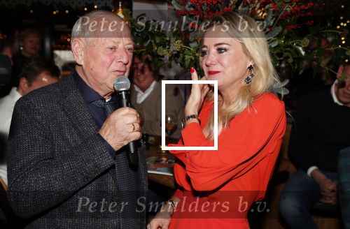 Bergen 13 december 2019
Sonja Bakker reikt haar eerste boek uit aan haar vader. De presentatie vond plaats bij Wonders . Ook partner Barry v Suijdam was aanwezig