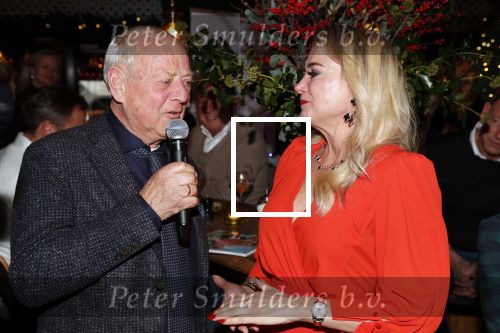 Bergen 13 december 2019
Sonja Bakker reikt haar eerste boek uit aan haar vader. De presentatie vond plaats bij Wonders . Ook partner Barry v Suijdam was aanwezig