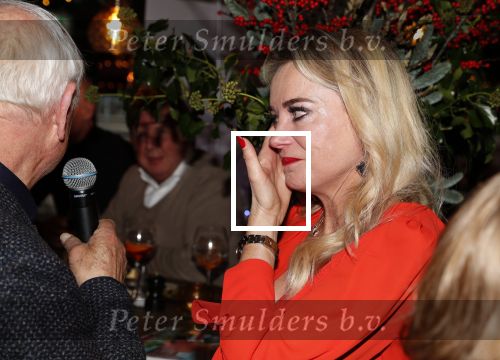 Bergen 13 december 2019
Sonja Bakker reikt haar eerste boek uit aan haar vader. De presentatie vond plaats bij Wonders . Ook partner Barry v Suijdam was aanwezig