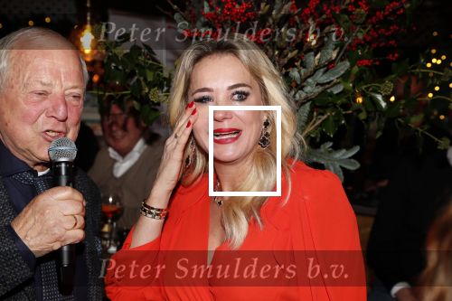 Bergen 13 december 2019
Sonja Bakker reikt haar eerste boek uit aan haar vader. De presentatie vond plaats bij Wonders . Ook partner Barry v Suijdam was aanwezig