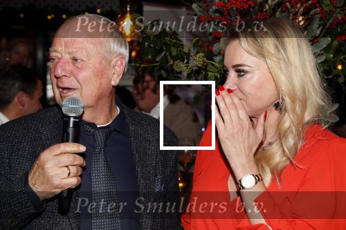 Bergen 13 december 2019
Sonja Bakker reikt haar eerste boek uit aan haar vader. De presentatie vond plaats bij Wonders . Ook partner Barry v Suijdam was aanwezig