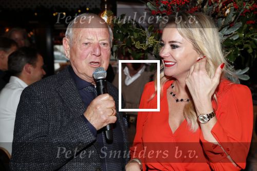 Bergen 13 december 2019
Sonja Bakker reikt haar eerste boek uit aan haar vader. De presentatie vond plaats bij Wonders . Ook partner Barry v Suijdam was aanwezig