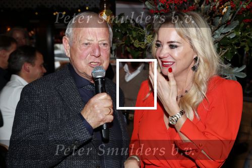 Bergen 13 december 2019
Sonja Bakker reikt haar eerste boek uit aan haar vader. De presentatie vond plaats bij Wonders . Ook partner Barry v Suijdam was aanwezig