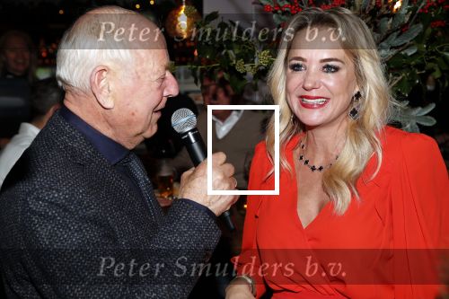 Bergen 13 december 2019
Sonja Bakker reikt haar eerste boek uit aan haar vader. De presentatie vond plaats bij Wonders . Ook partner Barry v Suijdam was aanwezig