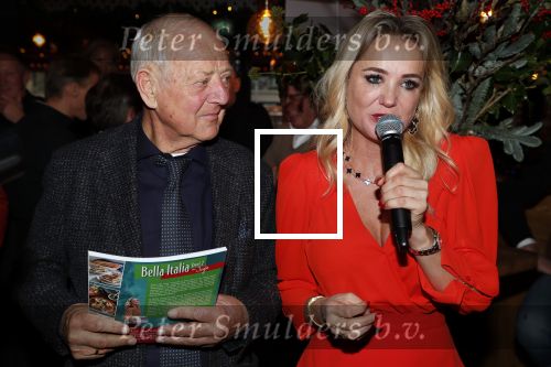 Bergen 13 december 2019
Sonja Bakker reikt haar eerste boek uit aan haar vader. De presentatie vond plaats bij Wonders . Ook partner Barry v Suijdam was aanwezig