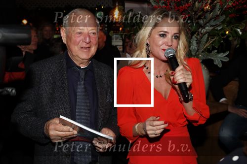 Bergen 13 december 2019
Sonja Bakker reikt haar eerste boek uit aan haar vader. De presentatie vond plaats bij Wonders . Ook partner Barry v Suijdam was aanwezig