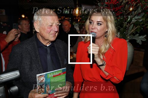 Bergen 13 december 2019
Sonja Bakker reikt haar eerste boek uit aan haar vader. De presentatie vond plaats bij Wonders . Ook partner Barry v Suijdam was aanwezig