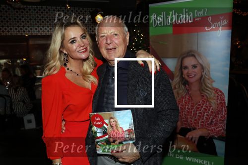 Bergen 13 december 2019
Sonja Bakker reikt haar eerste boek uit aan haar vader. De presentatie vond plaats bij Wonders . Ook partner Barry v Suijdam was aanwezig