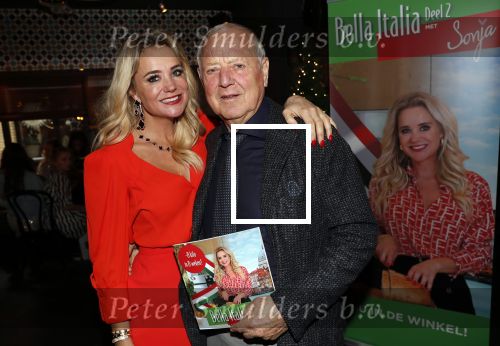 Bergen 13 december 2019
Sonja Bakker reikt haar eerste boek uit aan haar vader. De presentatie vond plaats bij Wonders . Ook partner Barry v Suijdam was aanwezig
