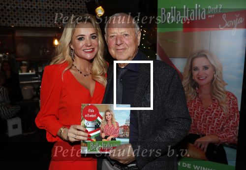 Bergen 13 december 2019
Sonja Bakker reikt haar eerste boek uit aan haar vader. De presentatie vond plaats bij Wonders . Ook partner Barry v Suijdam was aanwezig