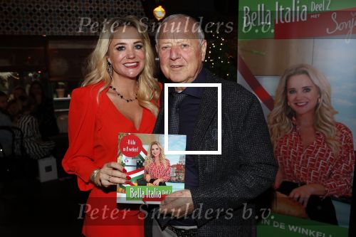 Bergen 13 december 2019
Sonja Bakker reikt haar eerste boek uit aan haar vader. De presentatie vond plaats bij Wonders . Ook partner Barry v Suijdam was aanwezig