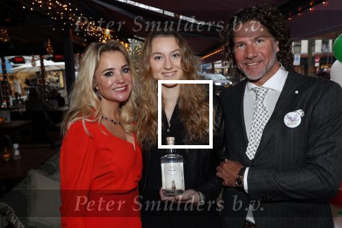 Bergen 13 december 2019
Sonja Bakker reikt haar eerste boek uit aan haar vader. De presentatie vond plaats bij Wonders . Barry v Suijdam met Sonja en zijn dochter Isabelle die haar eigen Gin heeft gemaakt