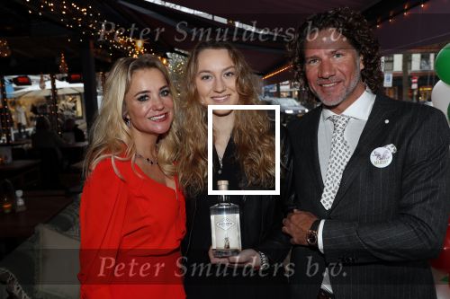 Bergen 13 december 2019
Sonja Bakker reikt haar eerste boek uit aan haar vader. De presentatie vond plaats bij Wonders . Barry v Suijdam met Sonja en zijn dochter Isabelle die haar eigen Gin heeft gemaakt