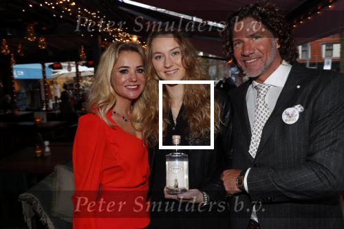Bergen 13 december 2019
Sonja Bakker reikt haar eerste boek uit aan haar vader. De presentatie vond plaats bij Wonders . Barry v Suijdam met Sonja en zijn dochter Isabelle die haar eigen Gin heeft gemaakt