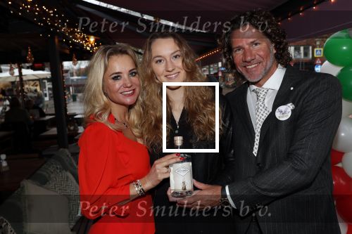Bergen 13 december 2019
Sonja Bakker reikt haar eerste boek uit aan haar vader. De presentatie vond plaats bij Wonders . Barry v Suijdam met Sonja en zijn dochter Isabelle die haar eigen Gin heeft gemaakt