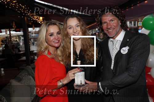 Bergen 13 december 2019
Sonja Bakker reikt haar eerste boek uit aan haar vader. De presentatie vond plaats bij Wonders . Barry v Suijdam met Sonja en zijn dochter Isabelle die haar eigen Gin heeft gemaakt