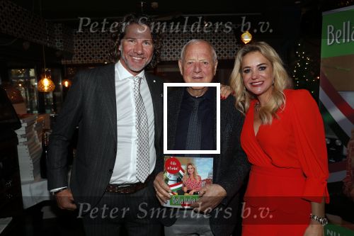 Bergen 13 december 2019
Sonja Bakker reikt haar eerste boek uit aan haar vader. De presentatie vond plaats bij Wonders . Ook partner Barry v Suijdam was aanwezig