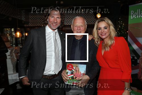 Bergen 13 december 2019
Sonja Bakker reikt haar eerste boek uit aan haar vader. De presentatie vond plaats bij Wonders . Ook partner Barry v Suijdam was aanwezig