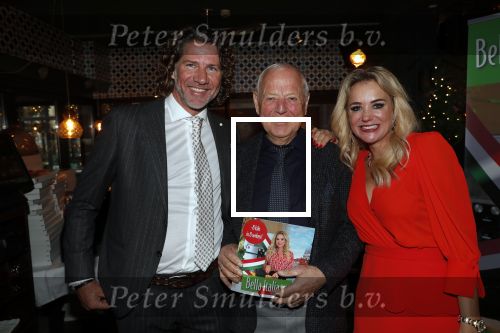 Bergen 13 december 2019
Sonja Bakker reikt haar eerste boek uit aan haar vader. De presentatie vond plaats bij Wonders